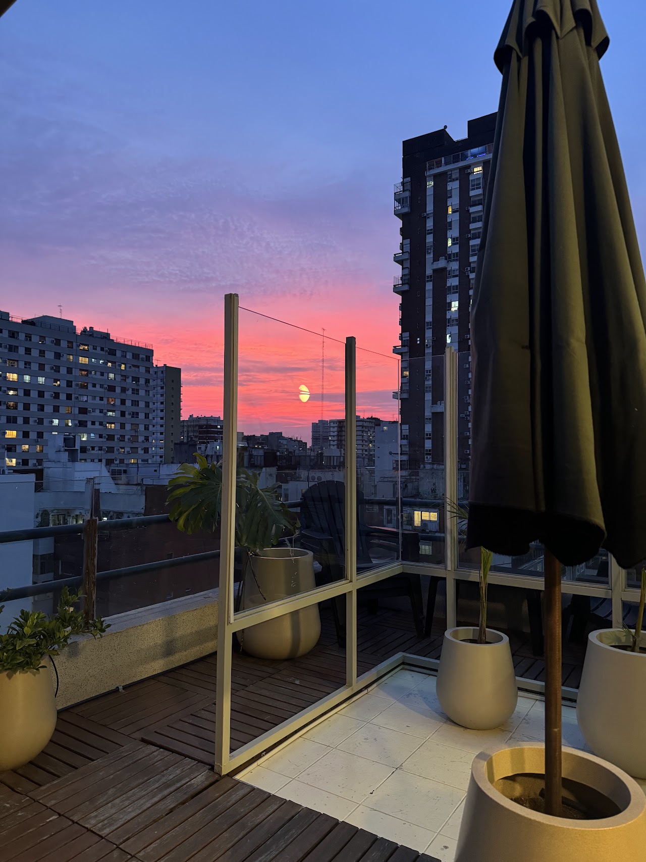 Vista de la terraza penthouse al atardecer